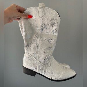 White silver faux snakeskin western cowboy boots - size 8